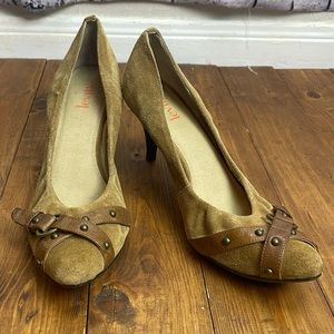 Levity Womens size 9.5M nary heels tan suede